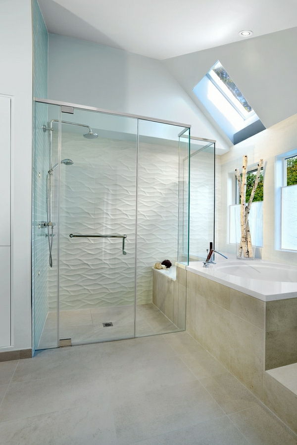 Kachľová sprcha v modernej bielej kúpeľni v bielom dizajne