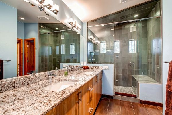 Kachľová sprcha - luxusné vybavenie - umývadlo z mramoru