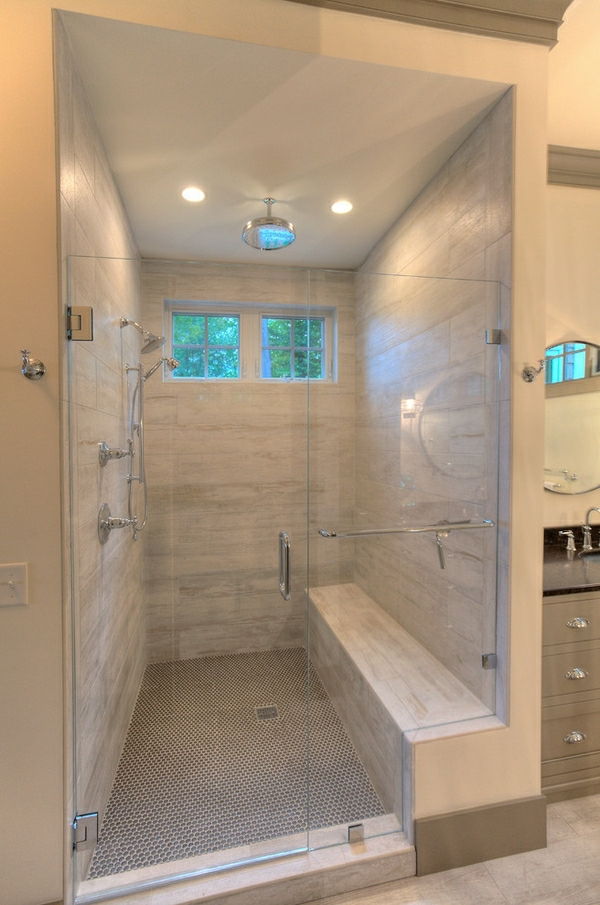 dlažba-sprcha-super-pekne-vybavené - dve malé okná v sprchovej kabíne