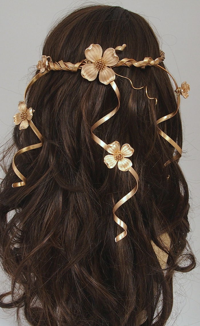 DIY saç aksesuarları ile düz kahverengi saçlı çiçekler Ortaçağ saç modelleri ile