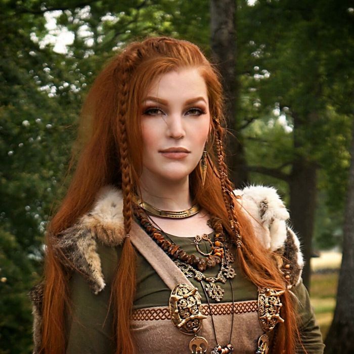 šoniniai pintiniai šukuosenos raudonieji plaukai - kostiumas nuo viduramžių, atitinkami brangakmeniai