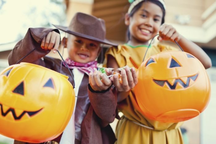 Junte doces, garotas e garotos com ótimos trajes de Halloween, travessuras ou travessuras