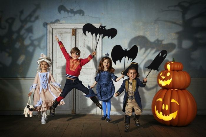 Poemas de Halloween, fantasias para crianças, princesas, princesas e piratas, morcegos feitos de papel, três grandes abóboras