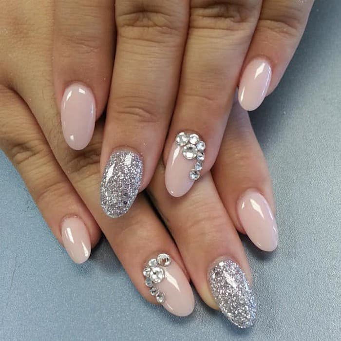 nail design glitter bella manicure per stupire il design glitter e il design delle unghie con pietre unghie lucide rosa