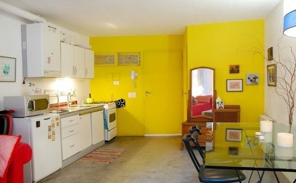 gul-kök-vägg färg och vit-skåp