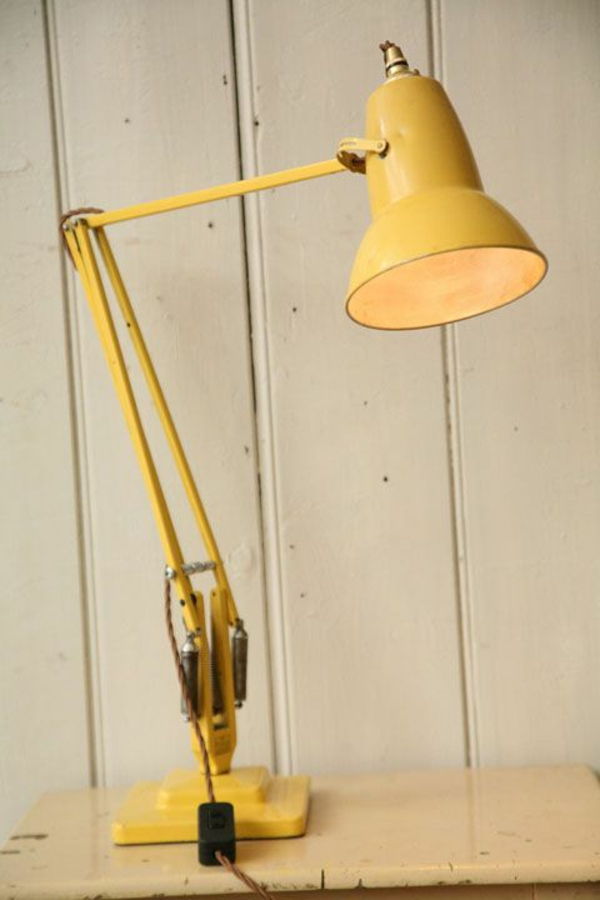 geltonai gražus stalas lempa dizaino idėja