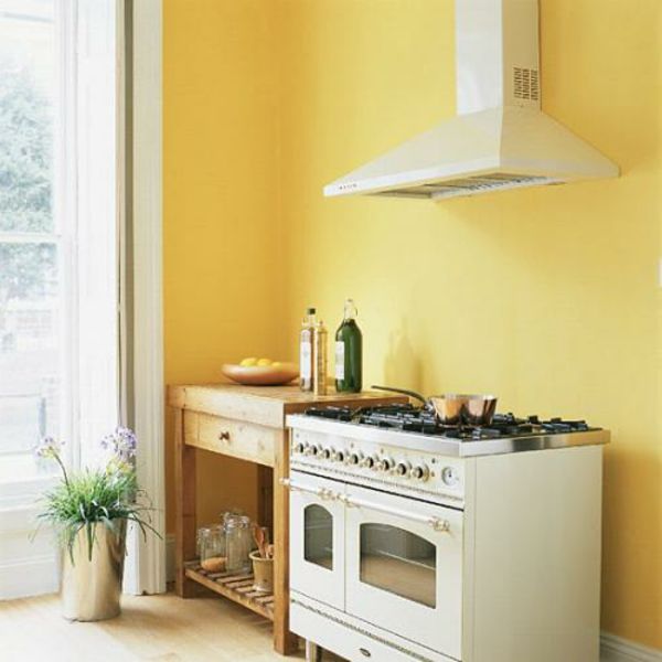 gul-färg vägg-in-a-litet kök