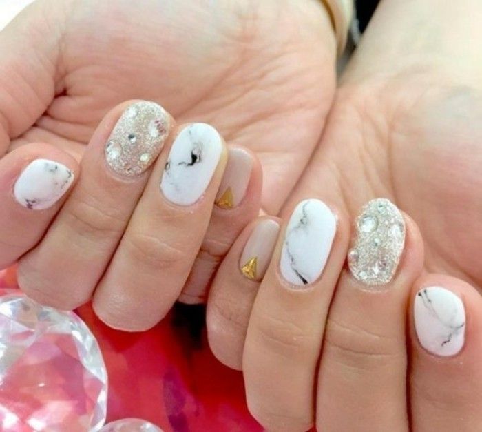 unhas-com-steinchen de mármore efeito-on-the-unhas-e-branco-pintada Gel Nails curto-e-chique de design da marca