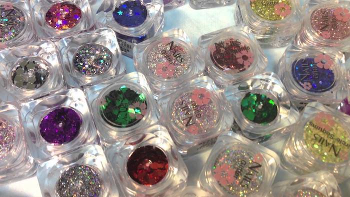 belle unghie con forma glitterata varietà di colori degli elementi lucenti decorazioni colorate per le unghie