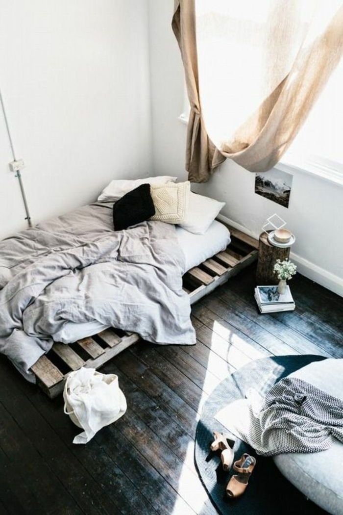 mysigt sovrum minimalistisk inställning-bädd-of-pallar
