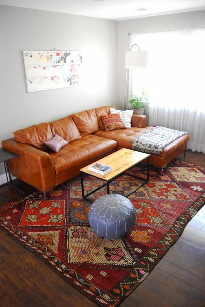 jaukus gyvenamasis kambarys interjero odinė sofa derliaus kilimas