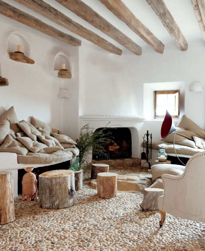 koselig stue-moderne hyttemøbler stol sofa rustikk krakk Stubber peis og hvite vegger