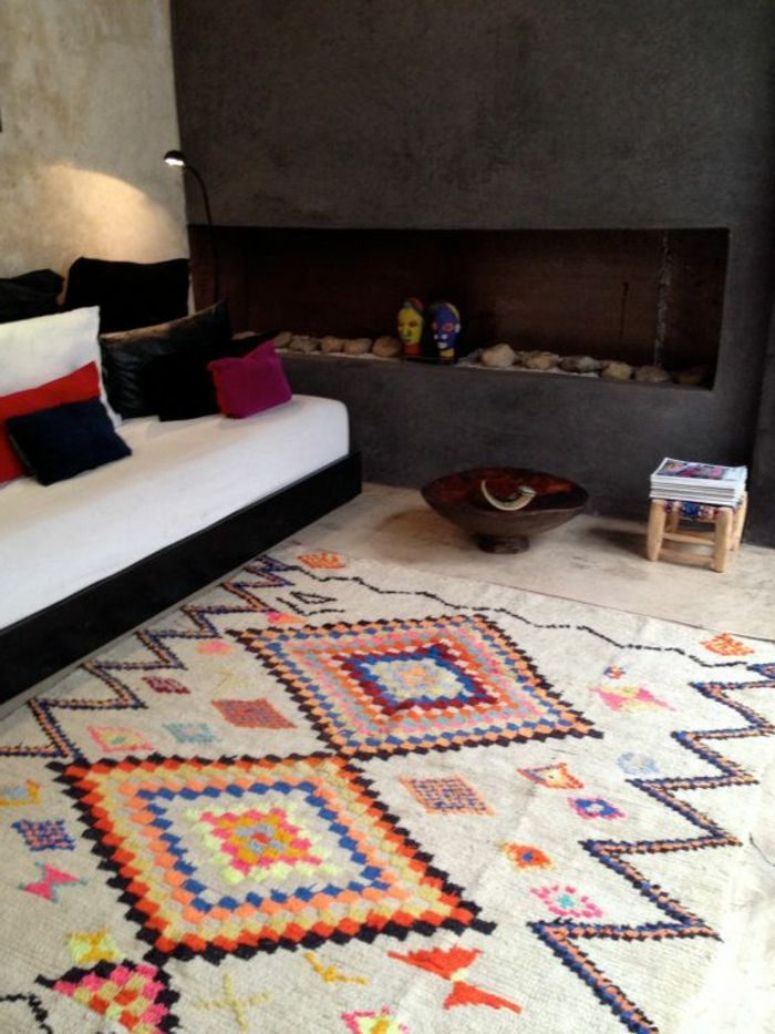 jaukus gyvenamasis kambarys-balta-sofa-spalvos pagalvėlė spalvingas kilimas
