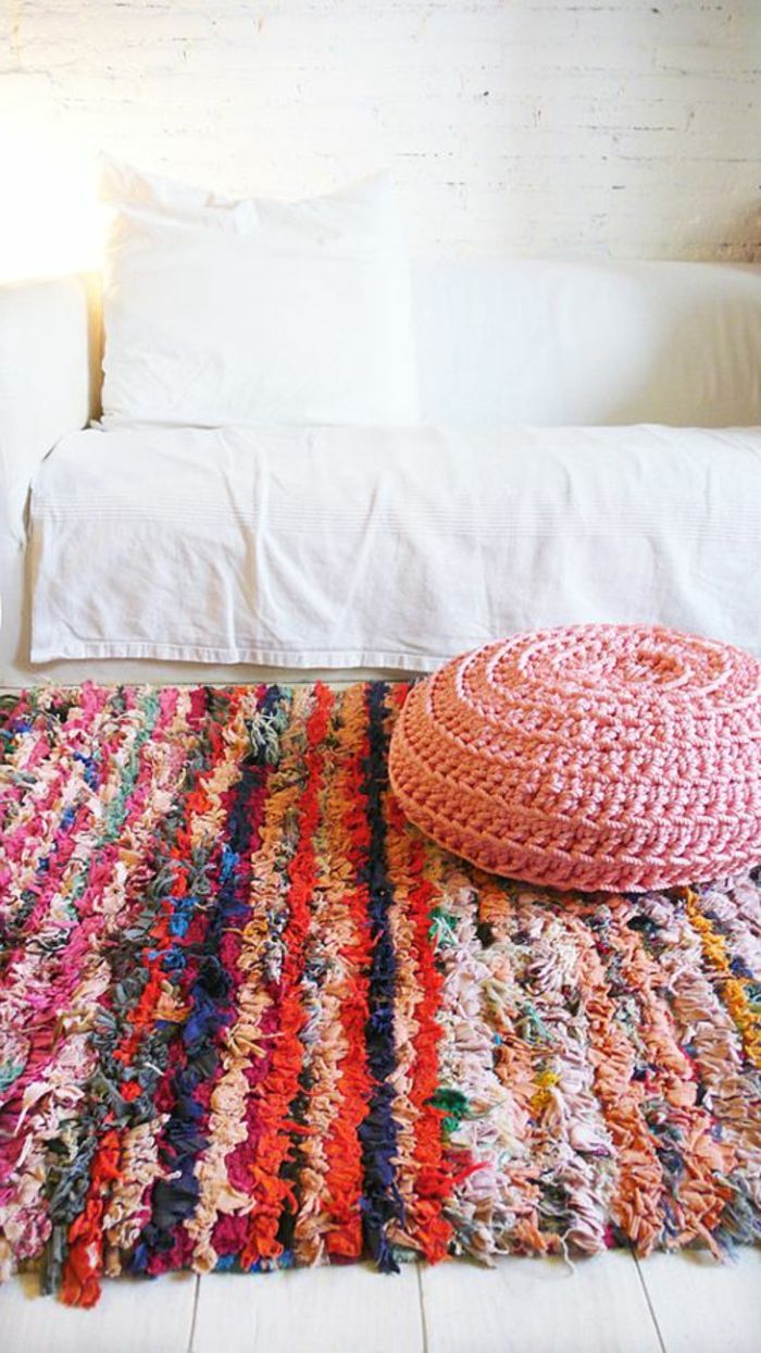 jaukus kambarių lova-ir-balta-patalynė-Mezgimas išmatose Rankų darbo kilimas spalvingas juosteles
