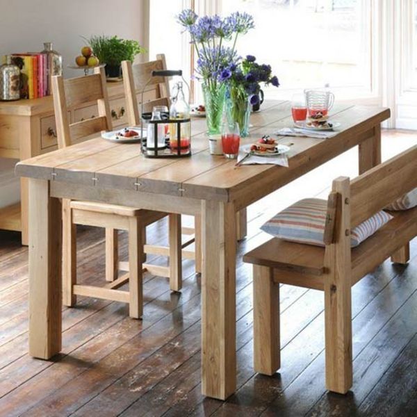 prijetna jedilnica z lepimi lesenimi klopmi na mizi
