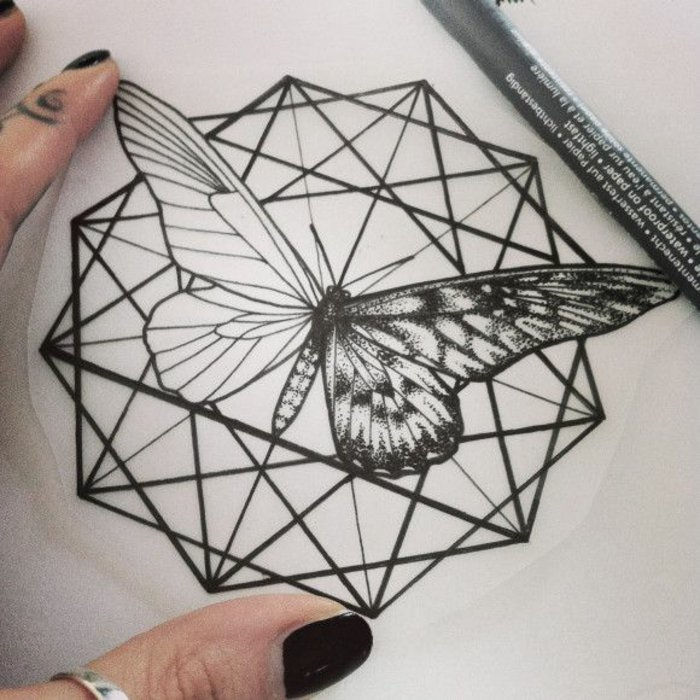 geometriske tatoveringer-for-kvinner-sommerfugl motiv