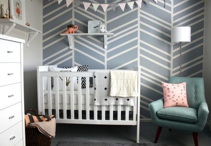 geometrisk-form-babyroom-vit-trä säng Turquoise stol-rosa-kisse-Stehlampe byrå