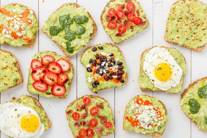 avokado smetano na ideje kruha za dekoriranje in prženje sendvič z jajcem s pesto ali z jagodami