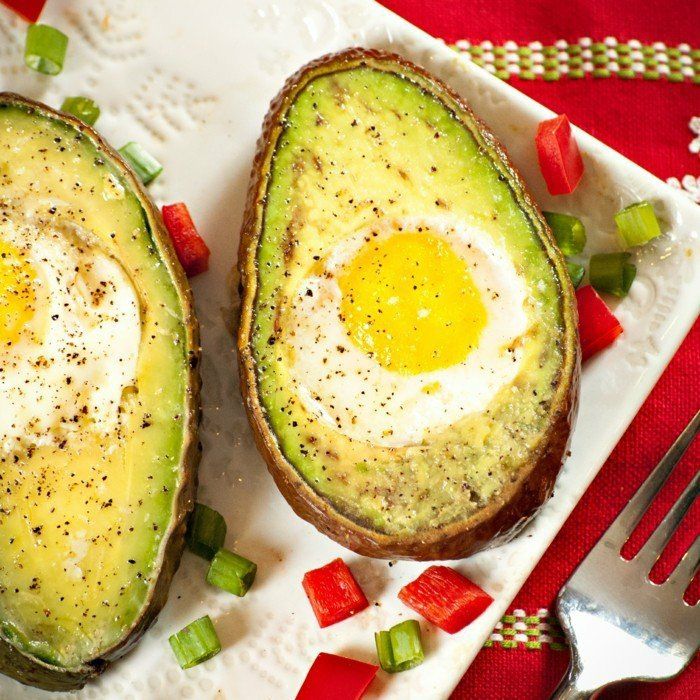avokado recepti ideje z jajci v luknjah, kjer je bilo nekoč jedro - čebula paprika jajčni avokado pečenje
