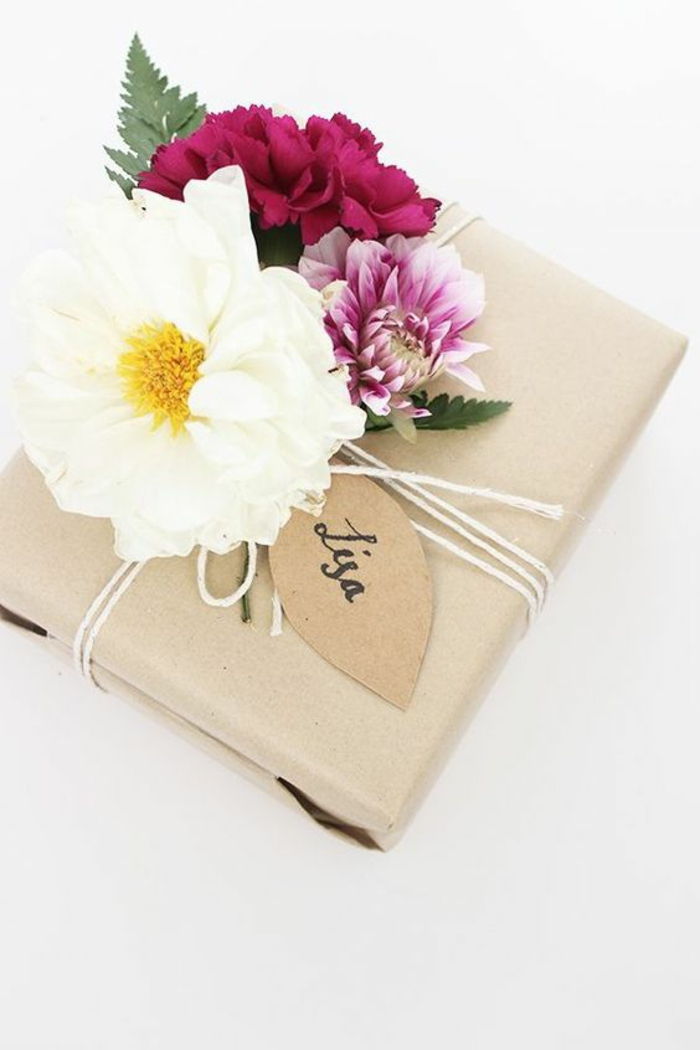 Vakkert pakke gaver - blomster av forskjellige slag som dekorasjon