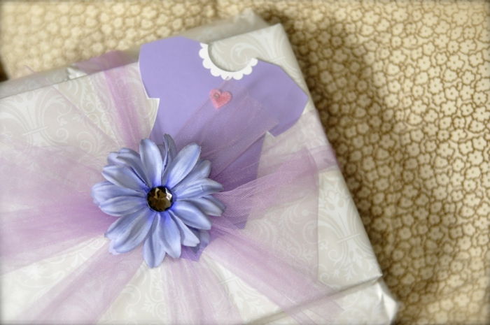 en baby shower for liten jente gave i rosa og lilla farge - gaver pakke ideer