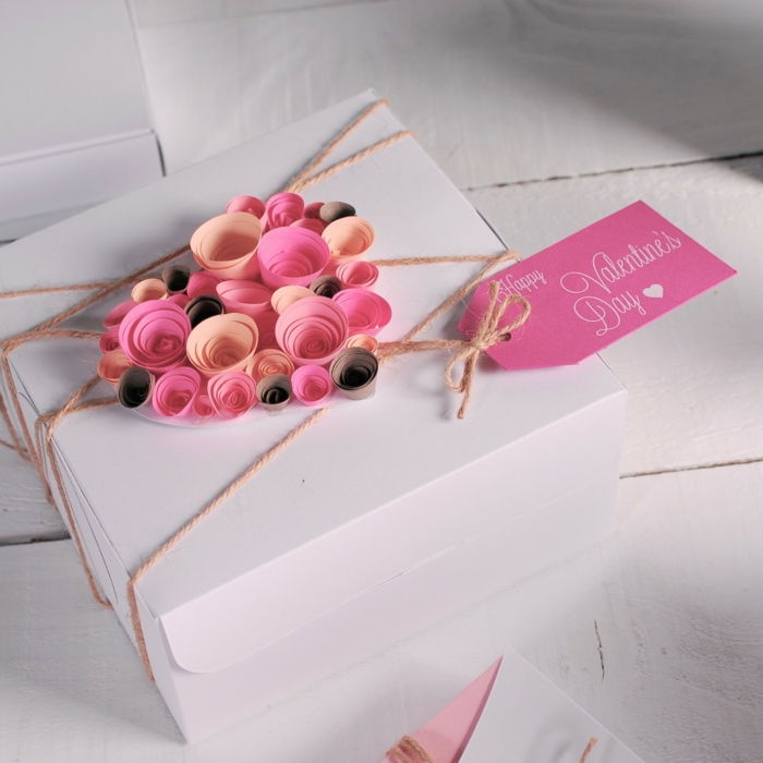 Gaver omslag ideer - et hjerte av papir i forskjellige nyanser av rosa for Valentinsdag