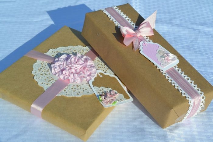 to gaver til bryllupet med rosa bånd og heklet blonder, søte små kort emballasje ideer