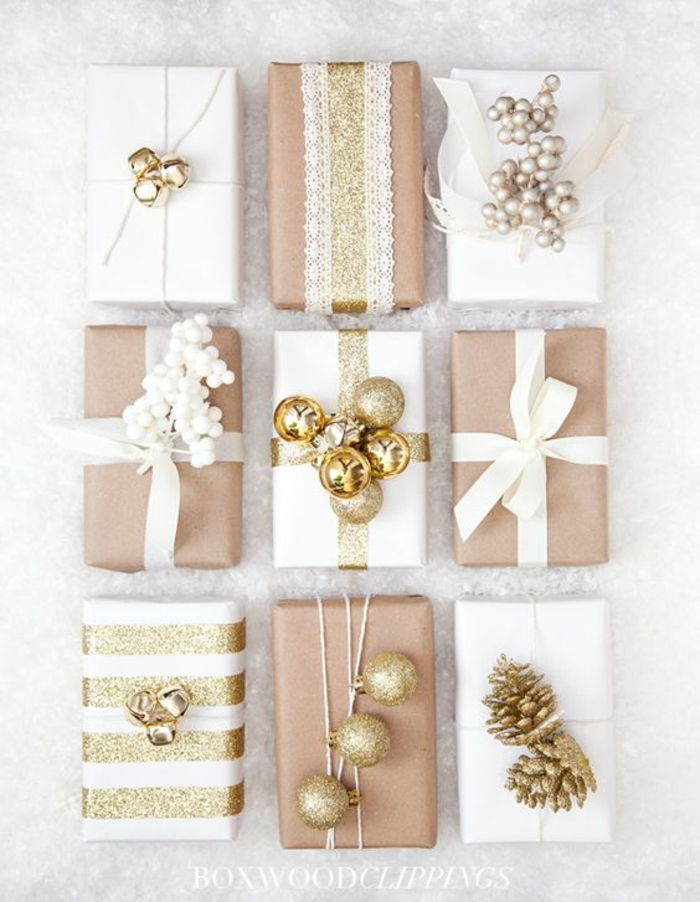 Ni emballasje ideer til julegaver med små gylne baller og kjegler