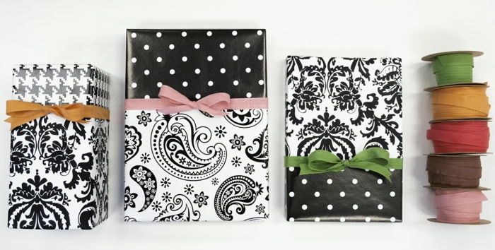 svart stilig emballasje med fargerike bånd, forskjellige motiver - gaver boks