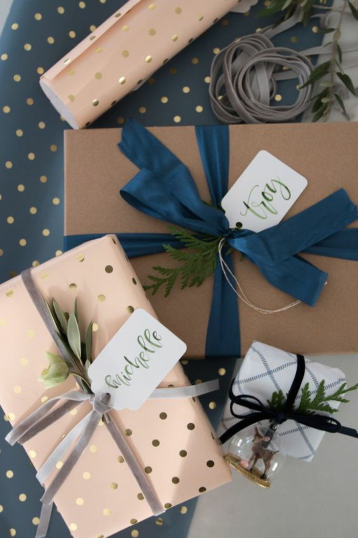 To ideer til julegaver. Emballasje med strenger og bånd - Dekorere gaver