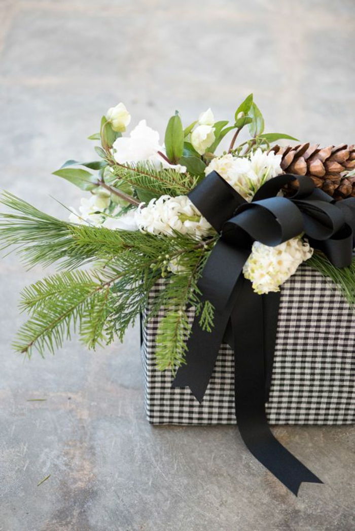 sorte bånd og hvite blomster og kjegler, rutet innpakningspapir - gjør gaveinnpakning