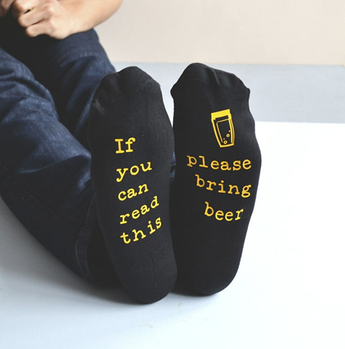 Cool idéias do presente para o Natal, meias engraçadas para homens, por favor, traga a cerveja