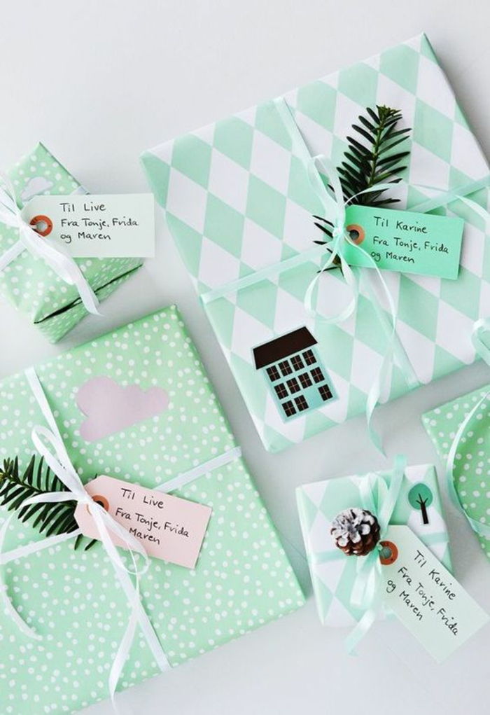 grønne wraps med grønne grener og morsomme kort - kreative emballasje gaver