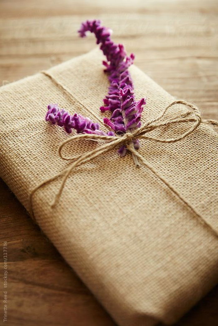 en lavendelblomst med snor festet burlap emballasje rustikk gave - kreative emballasje gaver
