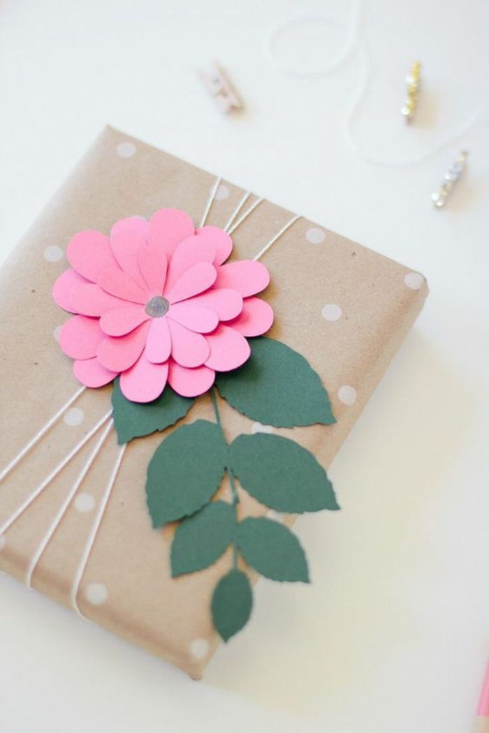 en rosa blomst laget av papir med grønne blader motiv på hvite prikker - kreative emballasje gaver