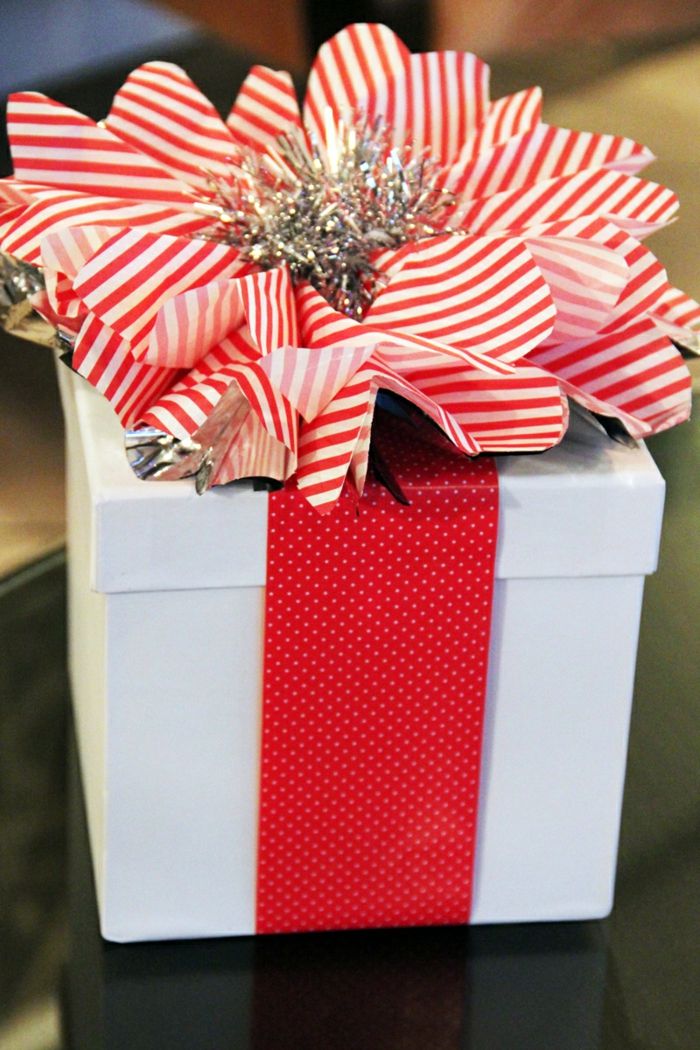 rødt bånd på prikker og snor på striper, krans i midten - kreativ gaveinnpakning