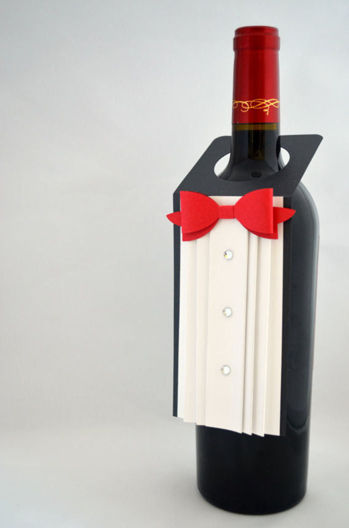 ge bort vin, flaska kostym, röd slips, rött vin, dekorera flaska