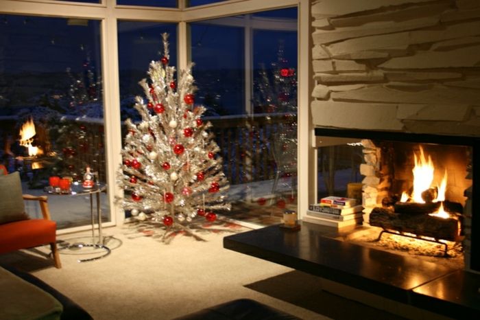 zdobia vianočné stromčeky, útulná obytná miestnosť