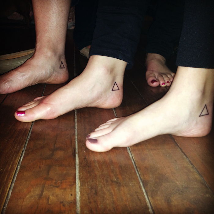 Minimalistične tetovaže na stopalih sinov - Motivov za tatvino medsebojnih odnosov