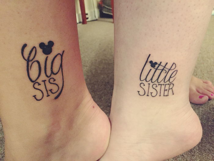 starejša sestra in mlajša sestra na nogah, napisanih s tattoo motivi
