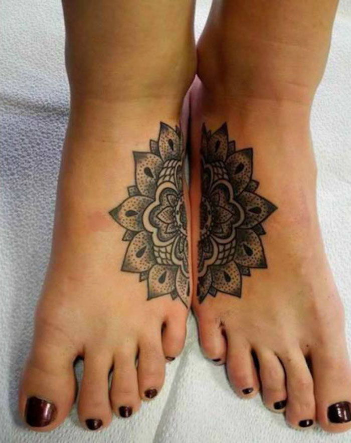 Mandala tetovažo dveh delov v črni barvi za noge obeh tatoo motivov s sestrom in sestrami