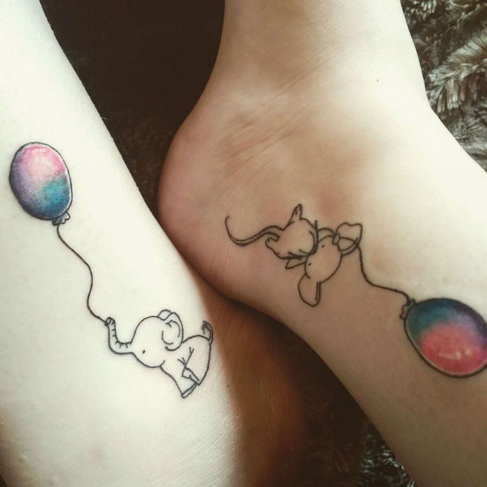 dva mala brata in sestra s tetovažo dveh balonov in slonov - tattoo motivov