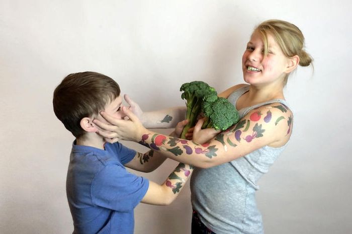 dva brata in sestra imata enake tetovaže zelenjave - tattoo motivov