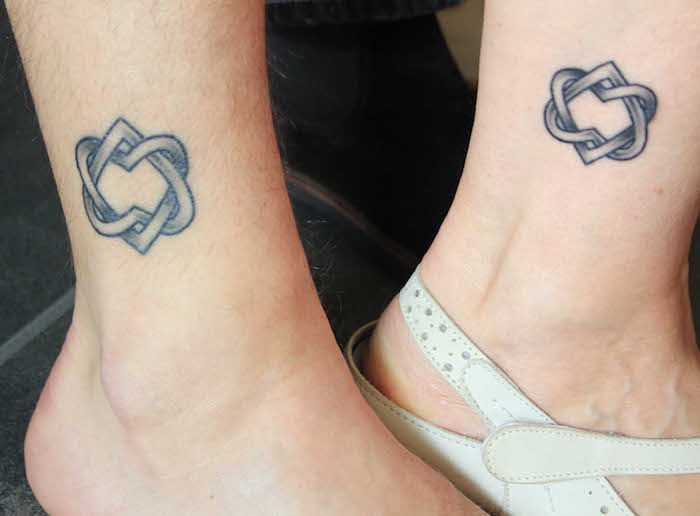 Tetovaže za bratje in sestre dve srčki, tkani skupaj kot simbol za ljubezen na nogah