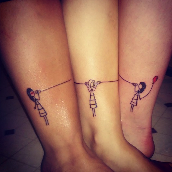 tetovaža za tri sestre z žico Telefon na nogah - tatoo na nogah