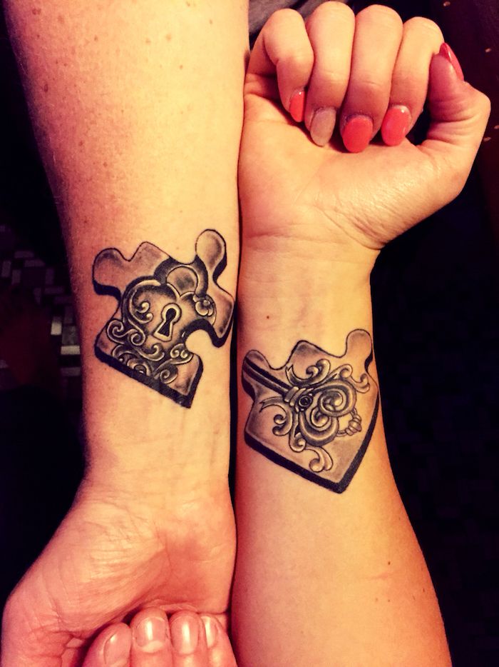 tetovažo z deli sestavljanke in starševskim ključem za bratje in sestre