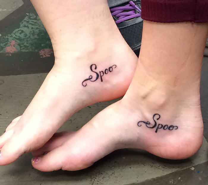 Simbol za sestre - dve nogi tetovaže z besedo spoo precej srčkan