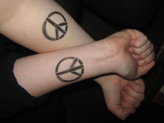 dva simbola miru na rokah dveh sestorjev - simboli za sestre