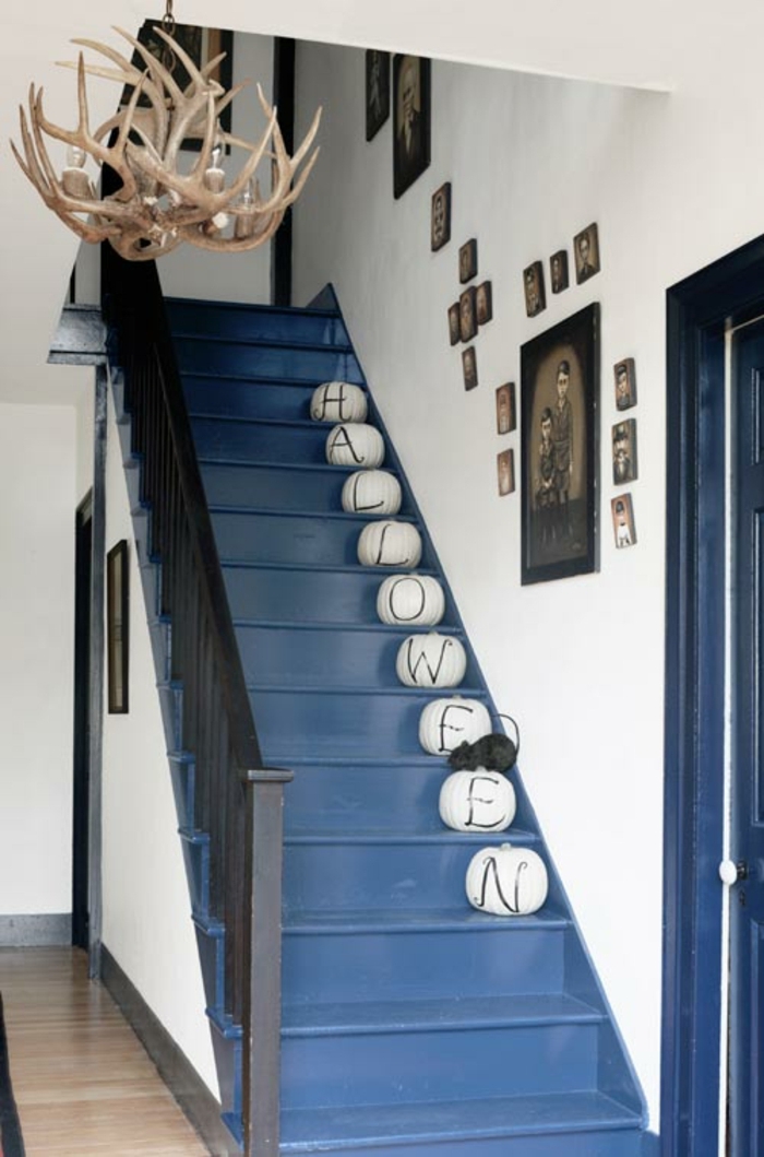 Merdiven Fikirler - harfler ve fare figürü ile beyaz kabak ile Halloween dekorasyon