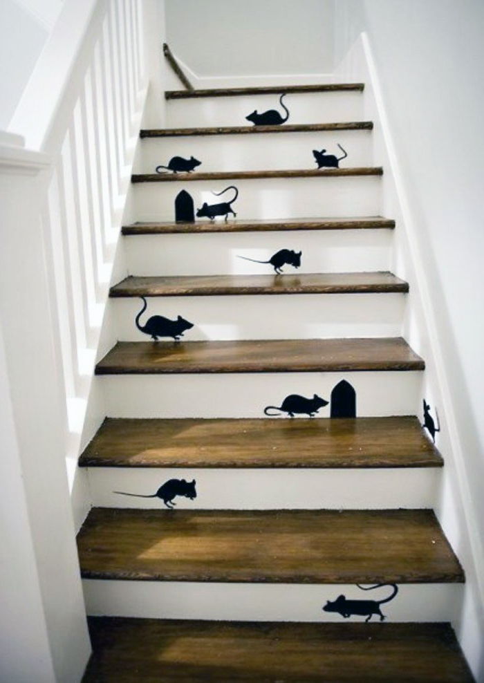 Duvardaki dövme üzerinde küçük fare merdivenlerde oynar ve deliklerinde saklanır - merdiven fikirleri